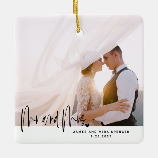 Herr & Mrs. Script Heart Modern Wedding Bliss Foto Keramikornament (Vorderseite)