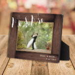 Herr & Mrs. Script Rustic Wedding Foto Frame Fotoplatte<br><div class="desc">Dieses Design verfügt über einen rustikalen Holzrahmen aus Imitat und modernen Skripttext. Klicken Sie auf die Schaltfläche Anpassen, um den Text flexibler zu gestalten. Variationen dieses Designs, verschiedene Papiertypen sowie koordinierende Produkte sind in unserem Shop unter zazzle.com/store/doodlelulu erhältlich. Kontaktieren Sie uns, wenn Sie dieses Design für ein bestimmtes Produkt verwenden...</div>