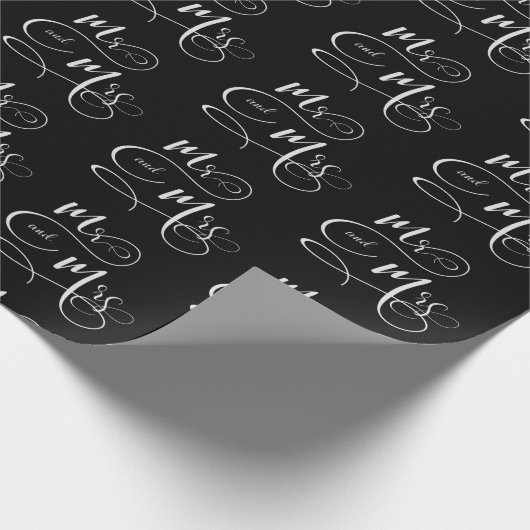 Herr & Mrs. Text Hochzeitsschrift auf schwarz Geschenkpapier (Ecke)