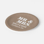 Herr & Mrs. typography rustic kraft wedding Pappteller (Schrägansicht)