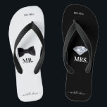 Herr & Mrs Wedding Black & White Badesandalen<br><div class="desc">Das elegante Schwarz-Weiß-Hochzeitsdesign eignet sich perfekt für Neuvermählte oder das Brautparty. Die gedreht Flop-Sandalen sind in Schwarz-Weiß mit einer stilvollen schwarzen Bogen-Krawatte für den "Mr." und einem wunderschönen funkelnden Diamanten für die "Mrs." gestaltet. Das feststehende Datum befindet sich oben, kann auf Ihren Hochzeitstag oder ein unvergessliches Datum in Ihrem Leben...</div>