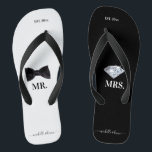 Herr & Mrs Wedding Black & White Badesandalen<br><div class="desc">Das elegante Schwarz-Weiß-Hochzeitsdesign eignet sich perfekt für Neuvermählte oder das Brautparty. Die gedreht Flop-Sandalen sind in Schwarz-Weiß mit einer stilvollen schwarzen Bogen-Krawatte für den "Mr." und ein schöner glänzender Diamant für die "Mrs." Das feststehende Datum befindet sich oben, kann auf Ihren Hochzeitstag oder ein unvergessliches Datum in Ihrem Leben angepasst...</div>