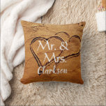 Herr & Mrs. zwei Herzen in Sand Strand Hochzeit Kissen<br><div class="desc">Moderne Eleganz,  zwei Herzen in Sand,  individuelle Name,  Beach Wedding Kissen. Sie können es personalisieren und Ihren eigenen Text und Namen hinzufügen.</div>