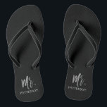 Herr Nachname Flip Flops mit Silberstreifen Badesandalen<br><div class="desc">Herr Nachname Flip Flops mit Silberfolien Typografie. Die Flip Flops können mit Mrs. Gold Flip Flops gepaart werden.</div>