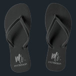 Herr Nachname Flip Flops mit Silberstreifen Badesandalen<br><div class="desc">Herr Nachname Flip Flops mit Silberfolien Typografie. Die Flip Flops können mit Mrs. Gold Flip Flops gepaart werden.</div>