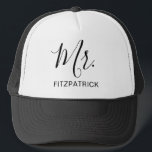 Herr Nachname Simple Husband Groom Newlywed Truckerkappe<br><div class="desc">Einfache LKW-Hut mit "Mr." in einem eleganten Skript zusammen mit Ihrem Nachnamen in schwarz über einem weißen Hintergrund. Dieser moderne LKWer ist ein großartiges Hochzeitsgeschenk für einen Bräutigam,  den er auf seinen Flitterwochen tragen kann.</div>