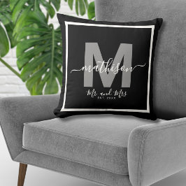 Herr Name Black Newlywed Monogram Kissen