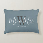 Herr Newlyweds Dusty Blue Script Monogram Dekokissen<br><div class="desc">Überraschen Sie ein Paar mit diesem Mr. und Mrs. Newlyweds Dusty Blue Script Monogram Accent Pillow. Es ist modern und beidseitig mit blauem Hintergrund gestaltet. Die Mitte hat einen großen dunkelgrauen Monogramm-Buchstaben und der Text ist "mr und mrs" in weißem, trendigem handgeschriebenem Skript. Das festgelegte Datum liegt unter den Namen....</div>