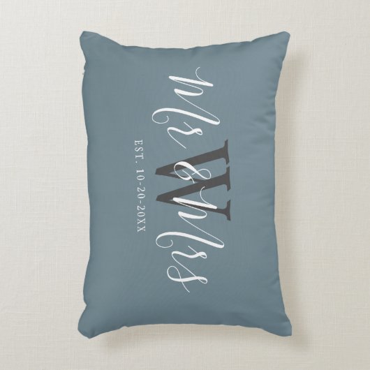 Herr Newlyweds Dusty Blue Script Monogram Dekokissen (Vorderseite(Vertikal))