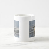 Herr Pish am karminroten Strand Kaffeetasse (Mittel)