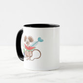 Herr Ratte genießt sein Essen im Müllrestaurant Tasse (Vorderseite Links)