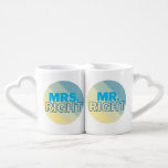 Herr Right und Frau Right Liebestassen<br><div class="desc">Moderne,  minimalistische Streifen mit großem,  lustigen blauen Text,  "Mr. Right,  Mrs. Right." Diese umarmten Tasse sind ein wunderbares Duogeschenk für Braut und Bräutigam,  Hauswärmung oder Ehepaare,  die sich gemeinsam bewegen.</div>