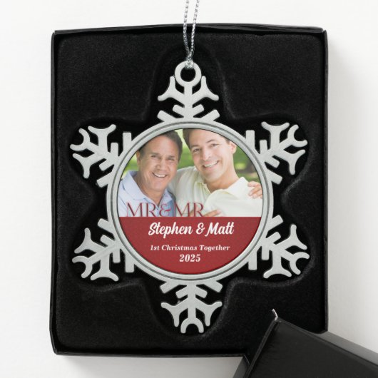 Herr-u. 1. Weihnachten| rotes Foto Herr-Gay Couple Schneeflocken Zinn-Ornament (Box)
