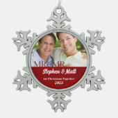 Herr-u. 1. Weihnachten| rotes Foto Herr-Gay Couple Schneeflocken Zinn-Ornament (Vorderseite)