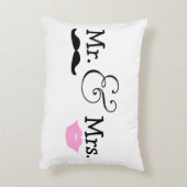 Herr und Frau Bride and Groom Wedding Gift Zierkissen (Rückseite(Vertikal))