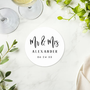 Herr und Frau Brushed Script Hochzeitsdatum Runder Pappuntersetzer