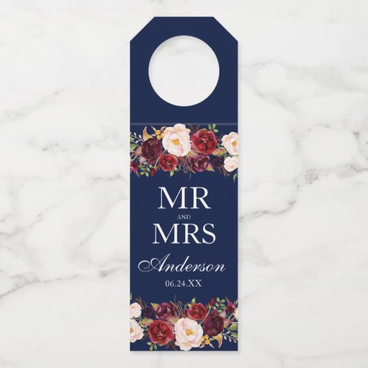 Herr und Frau Burgundy Floral Blue Wedding Flaschenanhänger (Vorderseite)