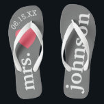 Herr und Frau Custom Text Honeymoon mit Herz Badesandalen<br><div class="desc">Ein perfektes Design für eine Hochzeit am Strand oder für die Hochzeitsreise. Ändern Sie die Frau zu Herrn,  um ein Koordinierungspaar zu machen.</div>