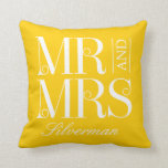 Herr und Frau Custom Wedding Throw Pillow Kissen<br><div class="desc">Hintergrundfarbe kann online angepasst werden (in jeder Farbe!). Fügen Sie Ihr Foto auf der Rückseite,  oder nicht! Entworfen von Berry Berry Sweet {www.berryberrysweet.com}</div>