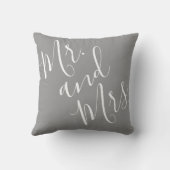 Herr und Frau Elegant Calligraphy Gray White Scrip Kissen (Rückseite)