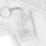 Herr und Frau | Eleganter Marmor Moderne Skripthoc Schlüsselanhänger<br><div class="desc">"Mr. and Mrs." Eleganter weißer Marmor Modernes Drehbuch Personalisiertes Geschenk Perfekt als Hochzeitsgeschenke für Neuvermählte,  Hochzeitstag Geschenke,  Valentinstag Tagesgeschenke und Geschenk für alle Anlässe.</div>