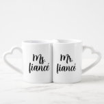 Herr und Frau Fiancé Coffee Tasse Set<br><div class="desc">Fügen Sie Ihrem Morgen ein wenig Spaß mit diesem Mr. und Ms. Fiancé Coffee Tasse Set mit rosa angesagten Schriften hinzu. Dieses stilvolle, moderne Set mit seinem kühlen, modernen Design eignet sich ideal für Paare, die ihre Verlobung feiern. Egal ob Sie Kaffee, Tee oder heißen Kakao trinken, diese Tasse sind...</div>