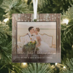 Herr und Frau First Christmas Rustic Wood and Ligh Ornament Aus Glas<br><div class="desc">Mr. und Mrs. First Christmas Rustic Wood and Lights - Ihr schönes Foto wird auf unserem rustikalen Landschmuck vorgestellt. Ihr schönes Foto ist umgeben von verwittertem Scheunenholz mit bunten Lichtern, die über der Decke hängen. Die Dekoration ist personalisiert mit Namen und Jahr, ein ganz besonderer Vorzug. Du wirst dich an...</div>
