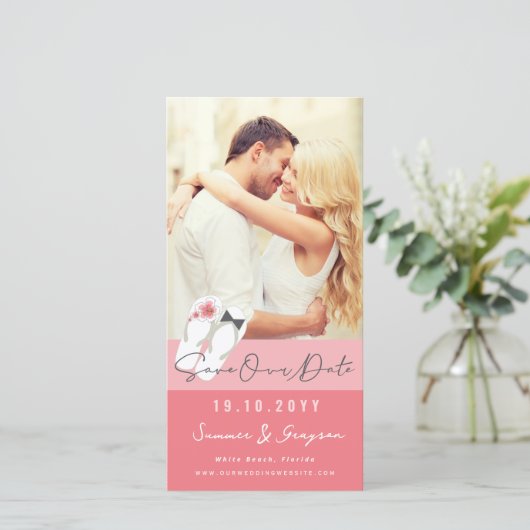 Herr und Frau Flip Flops Pink Hibiskus Beach Foto Save The Date (Stehend Vorderseite)