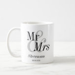 Herr und Frau Minimal Modern Wedding Gift Kaffeetasse<br><div class="desc">Mr. und Mrs. Minimal Modern Wedding Gift Coffee Tasse. Perfektes Geschenk für Ihre Lieblings-Neuvermählten oder Paare. Einfach anzupassen. Bestelle noch heute!</div>