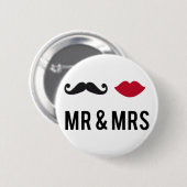 Herr und Frau mit dem Schnurrbart und den roten Button (Vorne & Hinten)