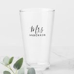 Herr und Frau | Modernes Drehbuch Personalisiert Glas<br><div class="desc">"Mr. and Mrs." Modernes Drehbuch Personalisiertes Coupé Geschenk Perfekt als Hochzeitsgeschenke für Neuvermählte,  Hochzeitstag Geschenke,  Valentinstag Geschenke und Geschenk für alle Anlässe.</div>