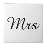 Herr und Frau | Modernes, elegantes Paar Fliese<br><div class="desc">"Mr. and Mrs." Paargeschenk mit elegantem modernem Schwarz-Weiß-Design. Perfect for ・ Lovers/Couple ・ Neu verheiratet ・ Hochzeitsjubiläum ・ Valentinstag Klicken Sie auf die Schaltfläche "Anpassen", um das Design durch Auswahl der Hintergrundfarbe, die Sie möchten, zu personalisieren und sogar Ihren eigenen Text hinzuzufügen. Die passenden Artikel sind auch im Shop erhältlich....</div>