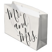 Herr und Frau Oversized Calligraphy White Black Große Geschenktüte (Rückseite Schrägansicht)