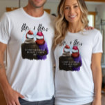 Herr und Frau Script Couples Weihnachten T-Shirt<br><div class="desc">Herr und Frau,  personalisierte Weihnachten-Shirts. Dieses Aquarell-Design hat eine trendige Abbildung von einigen Weihnachtsmannmützen. "Mr. & Mrs." ist handschriftlich in modernem Drehbuch geschrieben und das Template ist für Sie bereit,  Ihren personalisierten Text,  Namen und das Jahr hinzuzufügen.</div>