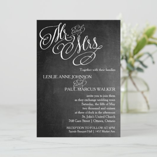 Herr und Frau Scroll Chalkboard Einladung (Stehend Vorderseite)