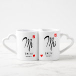 Herr und Frau Wedding Herz Liebestassen<br><div class="desc">Personalisierte Monogramm-Kaffeetassen machen das neue Mr. and Mrs. Dieses minimalistische Design verfügt über modernes,  schwarzes Drehbuch,  einen roten Herzinfarkt,  ein Musiksymbol und einen benutzerdefinierten Text,  der mit dem verheirateten Nachnamen des frisch verheirateten Paares personalisiert werden kann.</div>