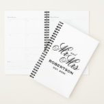 Herr und Frau Wendelheiratsplaner für Ehepaare Planer<br><div class="desc">Herr und Frau Spirale Hochzeitsplaner für das Paar. Personalisiertes Wochenzeitbuch/Monatsbuch. Machen Sie Ihr eigenes Cover-Design mit einem eigenen Namen. Eine lustige Party-Geschenkidee für ihn oder sie. Klassisches Typografie-Design mit Heiratsdatum. Laden Sie optional Ihr eigenes Bild hoch. Weißer oder benutzerdefinierter Farbhintergrund. Ideal für Hochzeitsfeiern, Termine, Termine etc. Ideal für Braut und...</div>