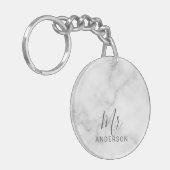 Herr und Frau | White Marble Moderne Skripthochzei Schlüsselanhänger (Vorderseite links)