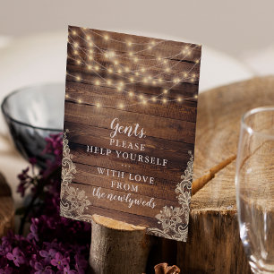 Herren bedienen sich selbst Holz- und Lichterket Einladung