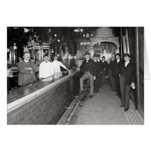 Herren, die 1910 im Bar trinken