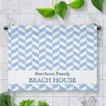 Herringbone Blue White Beach House Geschirrtuch<br><div class="desc">Dieses hübsche, personalisierte Strandhaus-Design hat ein leicht strukturiertes blau-weiße Herringbone-Muster. Fügen Sie einfach Ihre persönlichen Daten zu den Vorlagen hinzu und sie werden an beiden Enden des Handtuches erscheinen. Sie können sogar "Beach House" in "Summer Zuhause", "Lake House" oder eine andere Formulierung, die Sie möchten, ändern. Dieses moderne, elegante Design...</div>