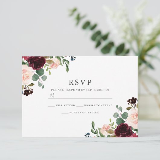 Herrliche Blume Blush & Burgund Hochzeit RSVP Karte (Stehend Vorderseite)