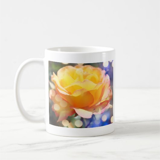Herrliche gelbe Rosenrose Blume. Blumenfotografie. Kaffeetasse (Links)