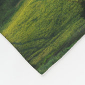 Herrliche Grüntöne in der Landschaft und mit Licht Fleecedecke (Ecke)
