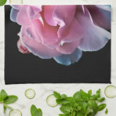 Herrliche rosa Rose auf Schwarzem Handtuch (Gefaltet)