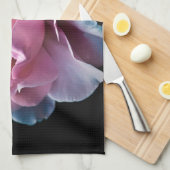 Herrliche rosa Rose auf Schwarzem Handtuch (Viertel Falte)