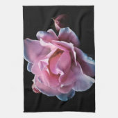 Herrliche rosa Rose auf Schwarzem Handtuch (Vertikal)