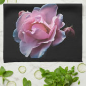 Herrliche rosa Rose auf Schwarzem Küchentuch (Gefaltet)