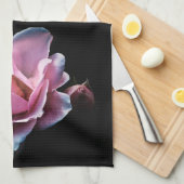 Herrliche rosa Rose auf Schwarzem Küchentuch (Viertel Falte)