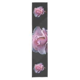 Herrliche rosa Rose auf Schwarzem Kurzer Tischläufer